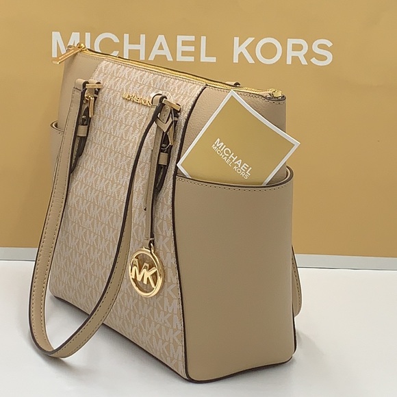 MICHAEL KORS
Charlotte Large Logo and Leather Top-Zip Tote Bag Bisque Mu… - Picture 4 of 16